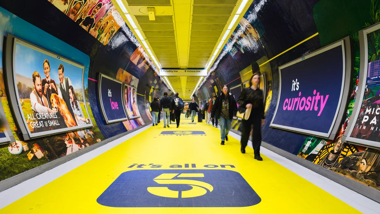 Full corridor domination in a London Underground station